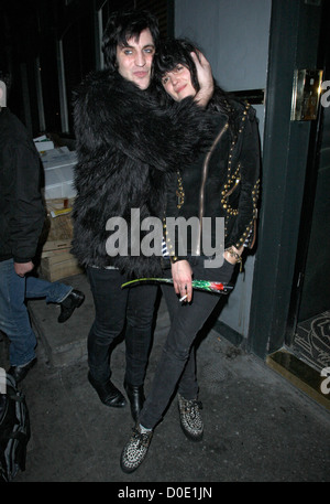 Noel Fielding e Alison Mosshart al di fuori del Groucho club. Londra, Inghilterra - 28.10.10 Foto Stock