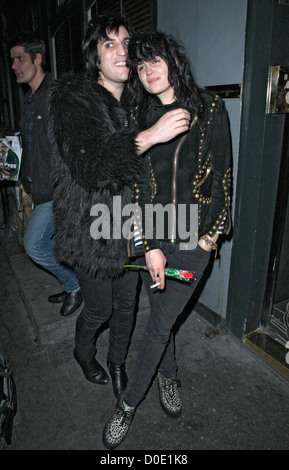 Noel Fielding e Alison Mosshart al di fuori del Groucho club. Londra, Inghilterra - 28.10.10 Foto Stock