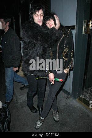 Noel Fielding e Alison Mosshart al di fuori del Groucho club. Londra, Inghilterra - 28.10.10 Foto Stock