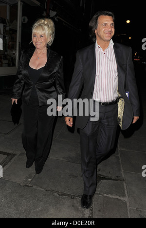 Barbara Windsor e marito Scott Mitchell lasciando il 'Deathtrap' premere notte al Noel Coward Theatre. Londra, Inghilterra - Foto Stock