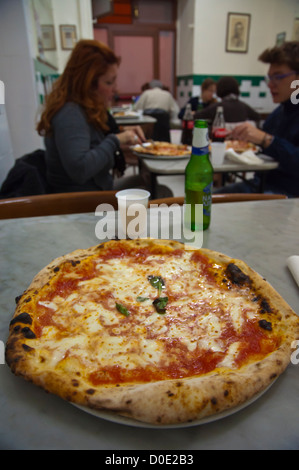 La Pizza Margherita con doppio formaggio mozzaralle da Michele pizzeria centrale della città di Napoli La regione Campania sud Italia Europa Foto Stock