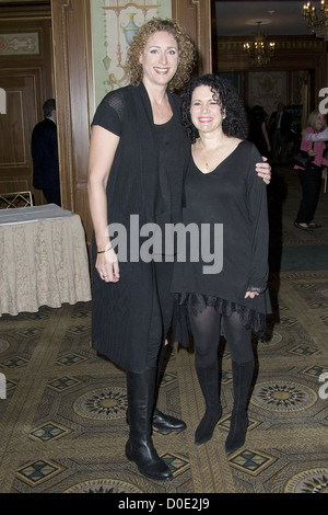 Susie Essman e Judy Gold atletico di polizia della lega 22 donne dell'anno pranzo - Arrivi New York City, Stati Uniti d'America - 28.10.10 Foto Stock