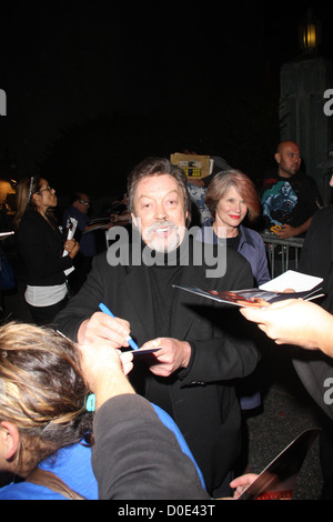 Tim Curry firma autografi per i tifosi in attesa il trentacinquesimo anniversario tributo al Rocky Horror Picture Show tenutosi il Wiltern Theatre Foto Stock