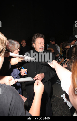 Tim Curry firma autografi per i tifosi in attesa il trentacinquesimo anniversario tributo al Rocky Horror Picture Show tenutosi al Wiltern Foto Stock