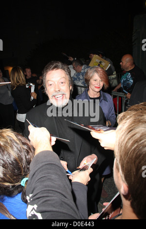 Tim Curry firma autografi per i tifosi in attesa il trentacinquesimo anniversario tributo al Rocky Horror Picture Show tenutosi al Wiltern Foto Stock