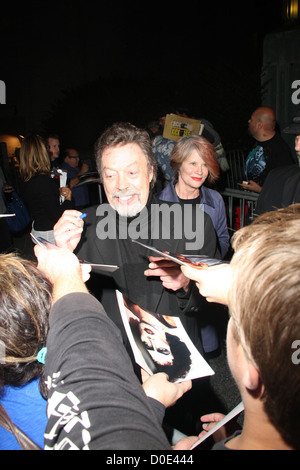 Tim Curry firma autografi per i tifosi in attesa anniversario tributo al Rocky Horror Picture Show tenutosi al Wiltern Foto Stock