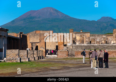 Foro il Forum con il Vesuvio sullo sfondo Pompei la città romana sepolta nella lava vicino a Napoli Foto Stock