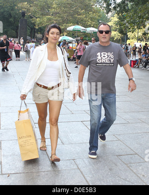 Jean Reno e moglie Zofia Borucka a spasso per Manhattan New York City, Stati Uniti d'America - 07.09.10 Foto Stock