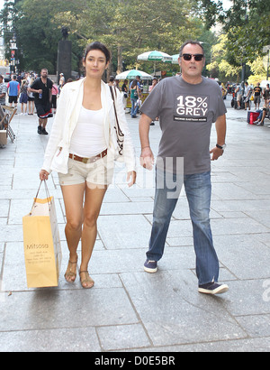 Jean Reno e moglie Zofia Borucka a spasso per Manhattan New York City, Stati Uniti d'America - 07.09.10 Foto Stock