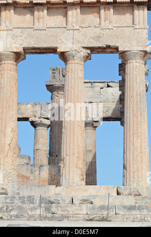 Alcune delle antiche colonne con capitelli dorici al tempio di Aphaia, Egina, Grecia, che risale dal c. 500BC Foto Stock