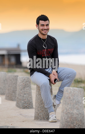 Uomo che ascolta la musica Foto Stock