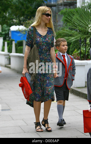 Claudia Schiffer a piedi il suo figlio Caspar a scuola di Londra - Inghilterra Foto Stock