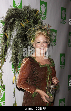 Bette Midler vestito in un salice costume progettato da Martha Stewart Bette Midler's New York Progetto di restauro beneficio Foto Stock