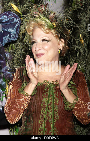 Bette Midler vestito in un salice costume progettato da Martha Stewart Bette Midler's New York Progetto di restauro beneficio Foto Stock