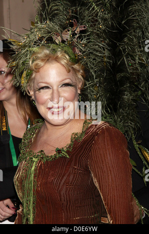 Bette Midler vestite di Willow Tree costume progettato da Martha Stewart Bette Midler's New York Progetto di restauro Gala benefici Foto Stock