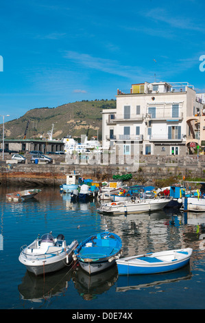 Porto di Pozzuoli il port harbour area dell'antica Puteoli in Campi Flegrei area La Regione Campania sud Italia Europa Foto Stock