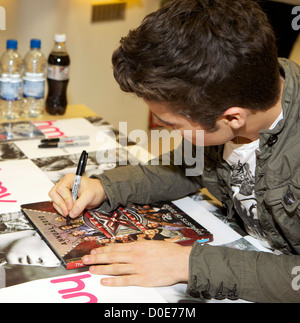 Joe McElderry segni copie del suo album di debutto "sveglio' a HMV Fort Lovat Edimburgo, Scozia - 30.10.10 Foto Stock