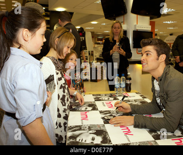 Joe McElderry segni copie del suo album di debutto "sveglio' a HMV Fort Lovat Edimburgo, Scozia - 30.10.10 Foto Stock