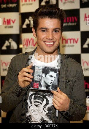 Joe McElderry segni copie del suo album di debutto "sveglio' a HMV Fort Lovat Edimburgo, Scozia - 30.10.10 Foto Stock