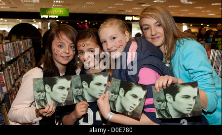 Atmosfera Joe McElderry segni copie del suo album di debutto "sveglio' a HMV Fort Lovat Edimburgo, Scozia - 30.10.10 Foto Stock