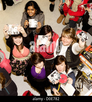 Atmosfera Joe McElderry segni copie del suo album di debutto "sveglio' a HMVt Lovat Edimburgo, Scozia - 30.10.10 Foto Stock