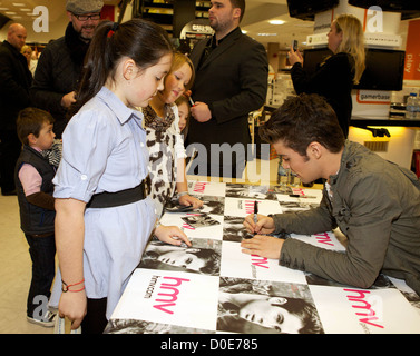 Joe McElderry segni copie del suo album di debutto "sveglio' a HMV Fort Lovat Edimburgo, Scozia - 30.10.10 Foto Stock