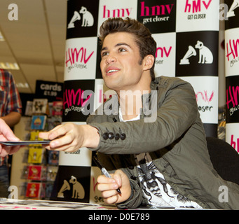 Joe McElderry segni copie del suo album di debutto "sveglio' a HMV Fort Lovat Edimburgo, Scozia - 30.10.10 Foto Stock