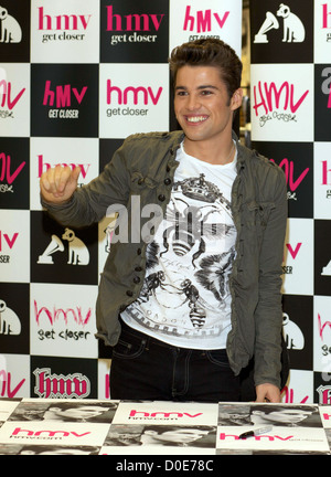 Joe McElderry segni copie del suo album di debutto "sveglio' a HMV Fort Lovat Edimburgo, Scozia - 30.10.10 Alan Simpson/ Foto Stock