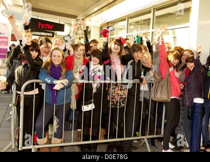 Atmosfera Joe McElderry segni copie del suo album di debutto "sveglio' a HMV Fort Lovat Edimburgo, Scozia - 30.10.10 Foto Stock