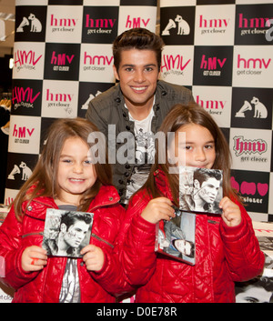 Joe McElderry segni copie del suo album di debutto "sveglio' a HMV Fort Lovat Edimburgo, Scozia - 30.10.10 Foto Stock