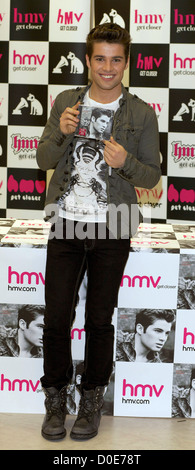 Joe McElderry segni copie del suo album di debutto "sveglio' a HMV Fort Lovat Edimburgo, Scozia - 30.10.10 Foto Stock