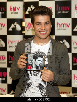 Joe McElderry segni copie del suo album di debutto "sveglio' a HMV Fort Lovat Edimburgo, Scozia - 30.10.10 Foto Stock