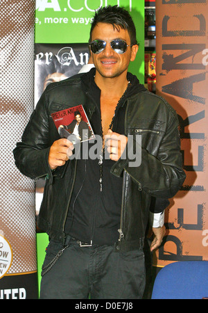 Peter Andre segni copie del suo nuovo singolo "efender' a ASDA Brighton Inghilterra Mark Foto Stock