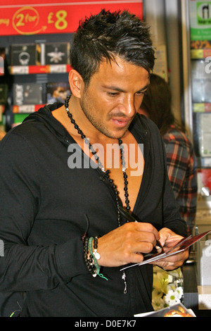 Peter Andre segni copie del suo nuovo singolo "efender' a ASDA Brighton Inghilterra Mark Foto Stock