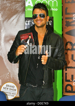 Peter Andre segni copie del suo nuovo singolo "efender' a ASDA Brighton Inghilterra Mark Foto Stock