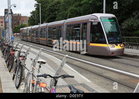 Luas sistema di Ferrovia Leggera di tram in centro città stazione con la bici incatenata alla ringhiera a Stephen's Green Dublino Irlanda meridionale Foto Stock