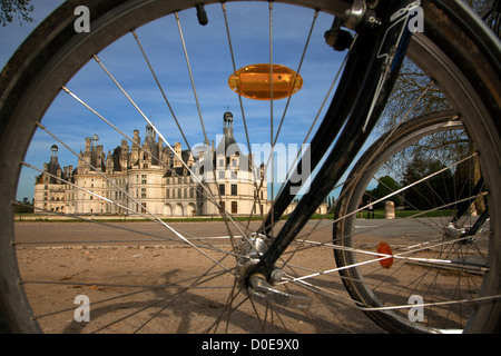 Turisti in bicicletta nel parco in stile rinascimento Chateau de Chambord Loir-et-Cher (41) FRANCIA Foto Stock