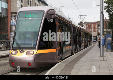 Dei treni Luas tram di sistema in attesa alla piattaforma della stazione nel centro città stazione a Stephen's Green, Dublino, Irlanda meridionale Foto Stock