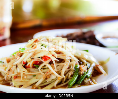 Thai insalata di papaia,sulla piastra bianca,cibo tailandese Foto Stock