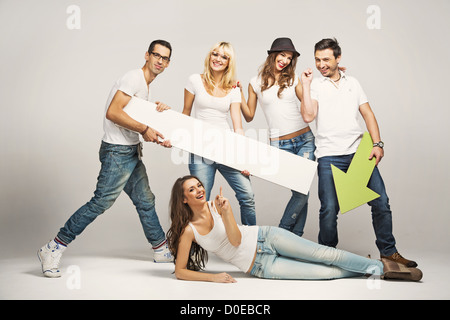 Un gruppo di giovani amici indossando bianca T-shirts Foto Stock