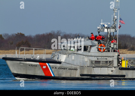 US Coast Guard durante la barca con equipaggio a bordo Foto Stock