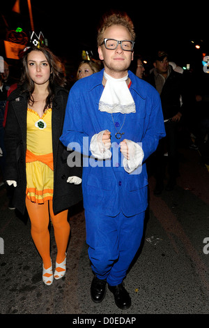 Party goer vestito come Austin Powers per la Chiesa Street Block Party - Toronto annuale della festa di Halloween sulla Chiesa Foto Stock