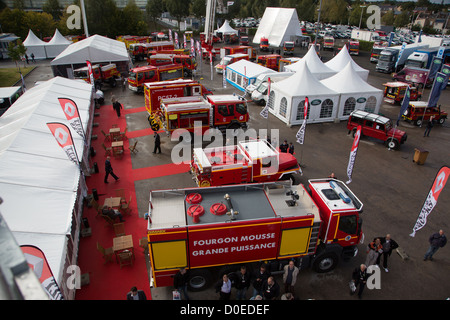 Esposizione di attrezzature e rosso fuoco motori il 19esimo CONGRESSO NAZIONALE FRANCESE DEI VIGILI DEL FUOCO AMIENS SOMME (80) FRANCIA Foto Stock