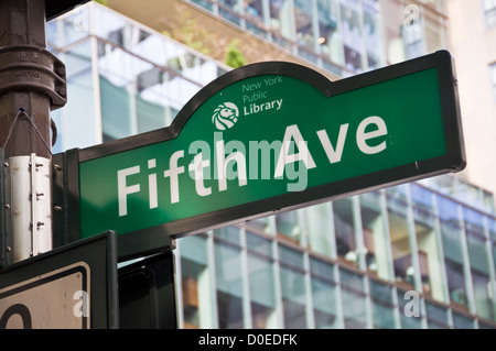 Quinta Avenue e la Biblioteca Pubblica di New York segno verde - Manhattan, New York City, Stati Uniti d'America Foto Stock