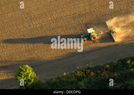 Vista aerea di un trattore in un campo arato EURE-ET-LOIR (28) FRANCIA Foto Stock