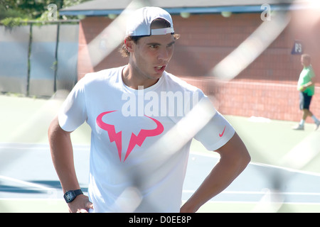 Rafael Nadal ha preso la pratica oggi i tribunali a US Open 2010 nel lavaggio Meadows-Corona Park New York City, Stati Uniti d'America - Foto Stock