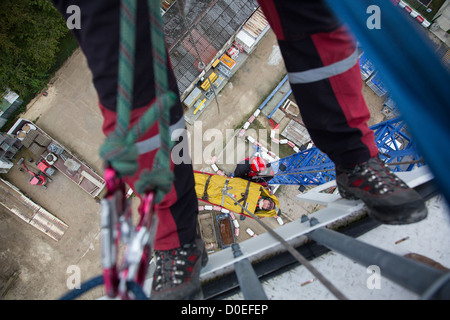 L'operazione di soccorso vittima AL SITO IN COSTRUZIONE EVACUAZIONE GRUISTA GRIMP ESSONNE elicottero winching ARPAJON FRANCIA Foto Stock