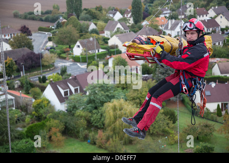 L'operazione di soccorso vittima AL SITO IN COSTRUZIONE EVACUAZIONE GRUISTA GRIMP ESSONNE elicottero winching ARPAJON FRANCIA Foto Stock