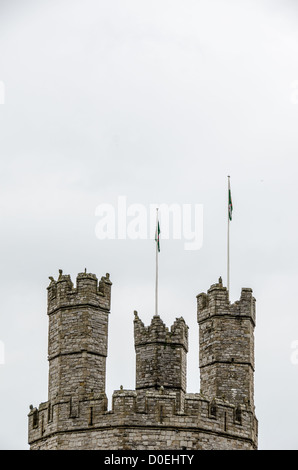 CAERNARFON, Galles — alcuni dei parapetti distintivi contro le nuvole al castello di Caernarfon nel Galles nord-occidentale. Un castello originariamente sorgeva sul sito risalente alla fine dell'XI secolo, ma alla fine del XIII secolo re Edoardo i commissionò una nuova struttura che si erge fino ad oggi. Ha torri caratteristiche ed è uno dei castelli meglio conservati della serie commissionata da Edoardo I. Foto Stock