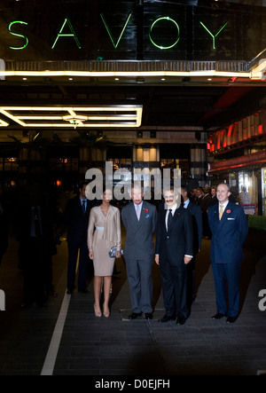 Il principe Carlo Principe di Galles con parte del proprietario il Savoy Hotel principe Alwaleed bin Talal Bin Abdul Aziz Alsaud e sua moglie Foto Stock